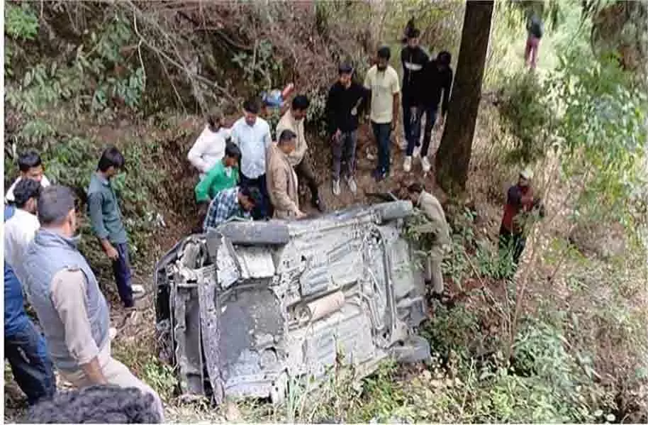 Uttarakhand: अनियंत्रित होकर खाई में गिरी कार, पर्यटकों में चीख पुकार Uttarakhand: अनियंत्रित होकर खाई में गिरी कार, पर्यटकों में चीख पुकार