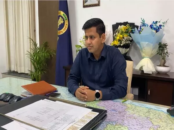डीसी हिमांशु अग्रवाल ने Jalandhar में मॉल और बाजार बंद करने के आदेश दिए डीसी हिमांशु अग्रवाल ने Jalandhar में मॉल और बाजार बंद करने के आदेश दिए