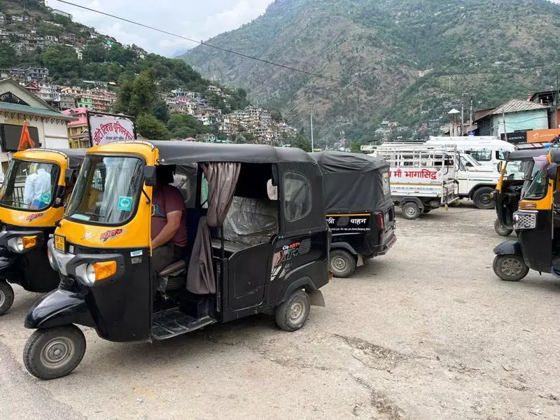 Himachal: कुल्लू निवासी ऑटो किराया वृद्धि से परेशान Himachal: कुल्लू निवासी ऑटो किराया वृद्धि से परेशान