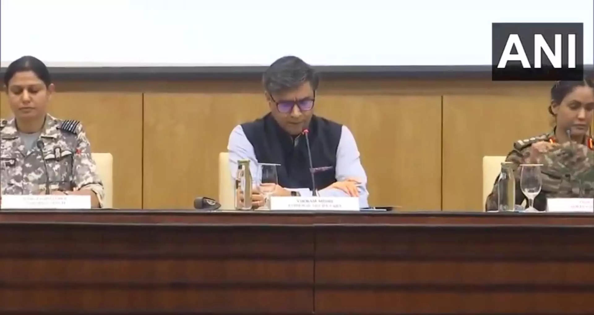 पाकिस्तान के हथियार भंडार और एयरबेस को हमने निशाना बनाया, भारतीय सेना ने दी बड़ी जानकारी पाकिस्तान के हथियार भंडार और एयरबेस को हमने निशाना बनाया, भारतीय सेना ने दी बड़ी जानकारी