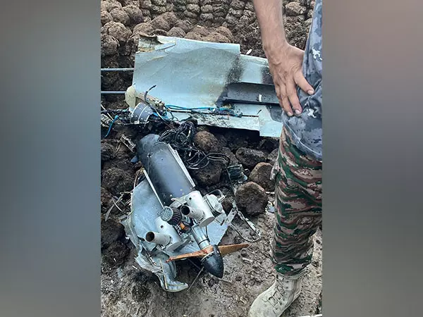 Indian Army ने अमृतसर में नागरिकों को निशाना बनाकर उड़ाए गए ड्रोन को नष्ट किया, मलबा बरामद Indian Army ने अमृतसर में नागरिकों को निशाना बनाकर उड़ाए गए ड्रोन को नष्ट किया, मलबा बरामद