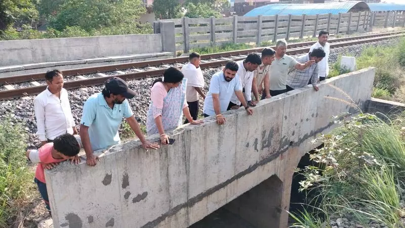 जलभराव रोकने के लिए नालियों की सफाई कराएं अधिकारी: Mayor जलभराव रोकने के लिए नालियों की सफाई कराएं अधिकारी: Mayor