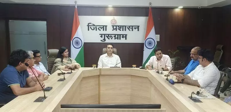 गुरुग्राम में हवाई हमले जैसी आपात स्थितियों के लिए तैयारी बढ़ाने के लिए डीसी ने RWA से मुलाकात की गुरुग्राम में हवाई हमले जैसी आपात स्थितियों के लिए तैयारी बढ़ाने के लिए डीसी ने RWA से मुलाकात की