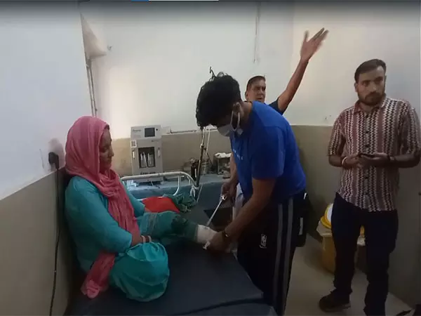 Akhnoor में पाकिस्तान की गोलाबारी में महिला घायल, परिवार ने कहा डर नहीं है Akhnoor में पाकिस्तान की गोलाबारी में महिला घायल, परिवार ने कहा डर नहीं है