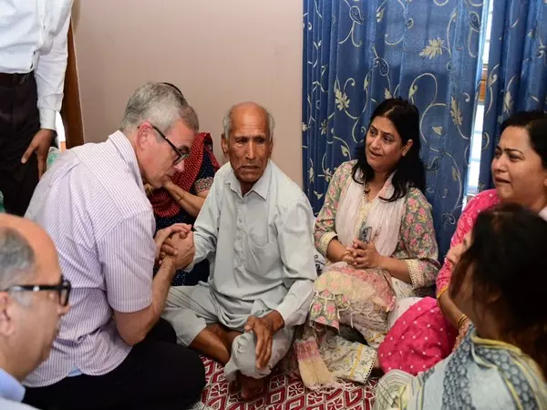 CM Abdullah ने दिवंगत राजौरी एडीडीसी राज कुमार थापा के परिवार से मुलाकात की CM Abdullah ने दिवंगत राजौरी एडीडीसी राज कुमार थापा के परिवार से मुलाकात की