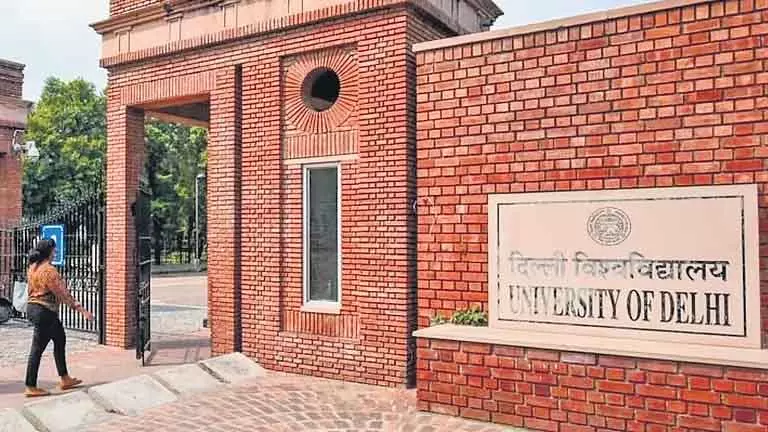 निजी स्कूल बंद, डीयू के छात्रों ने परीक्षा स्थगित करने की मांग की निजी स्कूल बंद, डीयू के छात्रों ने परीक्षा स्थगित करने की मांग की