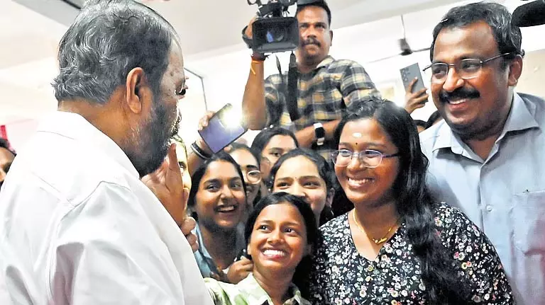 Kerala SSLC: कुल सफलता दर मामूली रूप से घटकर 99.5% रह गई Kerala SSLC: कुल सफलता दर मामूली रूप से घटकर 99.5% रह गई