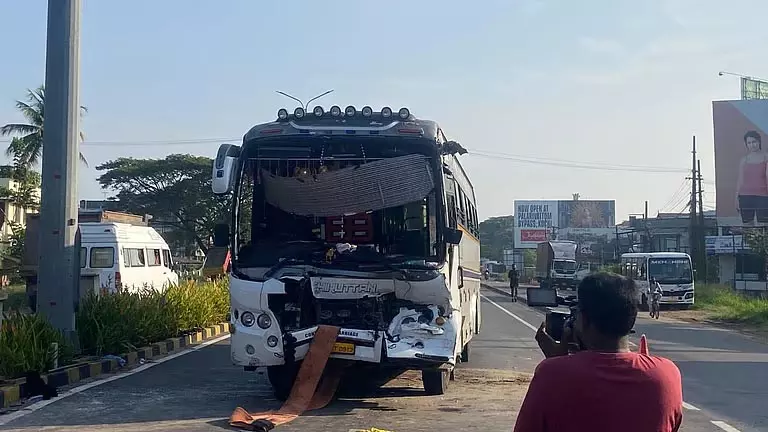Kerala के कुंबलम पोल प्लाजा पर यू-टर्न ले रही बस कंटेनर से टकराई, 28 लोग घायल Kerala के कुंबलम पोल प्लाजा पर यू-टर्न ले रही बस कंटेनर से टकराई, 28 लोग घायल