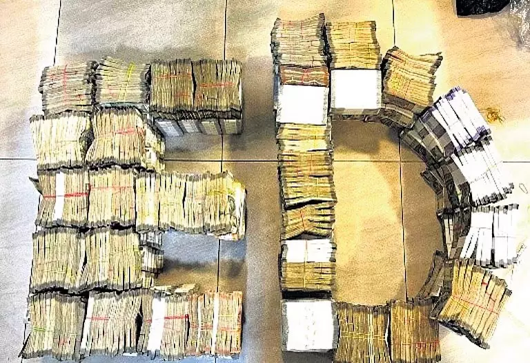 Tamil Nadu के विभागों में भ्रष्ट सलाहकारों के जाल का पर्दाफाश, 4.7 करोड़ रुपये जब्त Tamil Nadu के विभागों में भ्रष्ट सलाहकारों के जाल का पर्दाफाश, 4.7 करोड़ रुपये जब्त