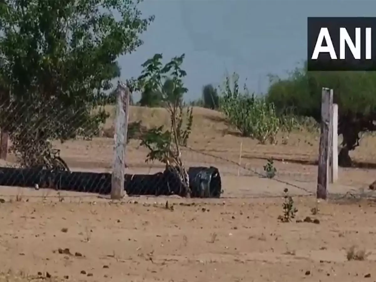 Rajasthan: पोखरण में बड़े प्रक्षेप्य का मलबा मिला Rajasthan: पोखरण में बड़े प्रक्षेप्य का मलबा मिला