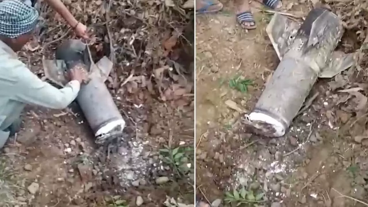 Himachal: प्रदेश के चिंतपूर्णी के पास मिसाइल के पुर्जे जैसी संदिग्ध वस्तु मिली Himachal: प्रदेश के चिंतपूर्णी के पास मिसाइल के पुर्जे जैसी संदिग्ध वस्तु मिली
