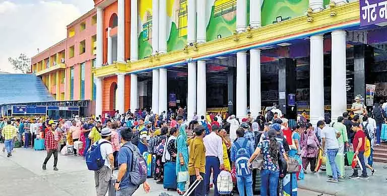 तनाव के बीच परिवहन केंद्रों पर सुरक्षा व्यवस्था बनी रही शांत तनाव के बीच परिवहन केंद्रों पर सुरक्षा व्यवस्था बनी रही शांत