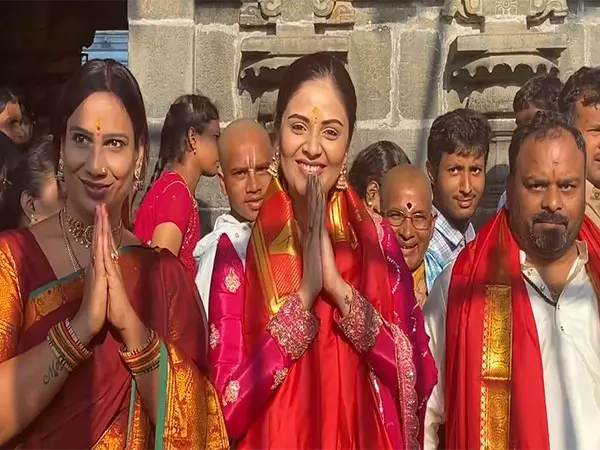 दक्षिण की अभिनेत्री Srimukhi ने श्री वेंकटेश्वर मंदिर में पूजा-अर्चना की दक्षिण की अभिनेत्री Srimukhi ने श्री वेंकटेश्वर मंदिर में पूजा-अर्चना की