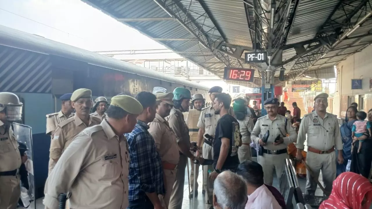 Kasganj में रेलवे की सुरक्षा बढ़ी, स्टेशन पर चला विशेष जांच अभियान Kasganj में रेलवे की सुरक्षा बढ़ी, स्टेशन पर चला विशेष जांच अभियान