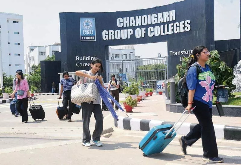 Chandigarh: स्कूल-कॉलेज बंद होने से छात्र घर की ओर भाग रहे Chandigarh: स्कूल-कॉलेज बंद होने से छात्र घर की ओर भाग रहे