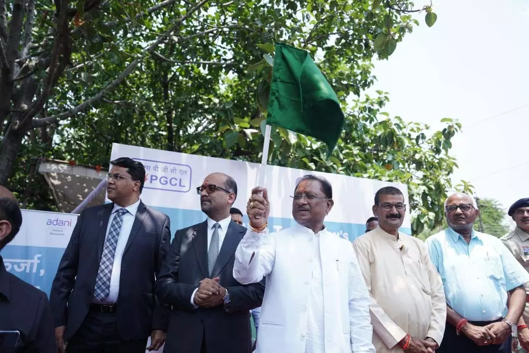 अदाणी ग्रुप का ग्रीन मिशन - माइनिंग ट्रांसपोर्ट में शामिल किया भारत का पहला हाइड्रोजन से चलने वाला ट्रक अदाणी ग्रुप का ग्रीन मिशन - माइनिंग ट्रांसपोर्ट में शामिल किया भारत का पहला हाइड्रोजन से चलने वाला ट्रक