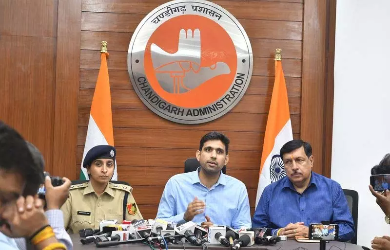Chandigarh: संभावित ड्रोन हमले की आशंका के चलते वाणिज्यिक इकाइयां समय से पहले बंद कर दी Chandigarh: संभावित ड्रोन हमले की आशंका के चलते वाणिज्यिक इकाइयां समय से पहले बंद कर दी