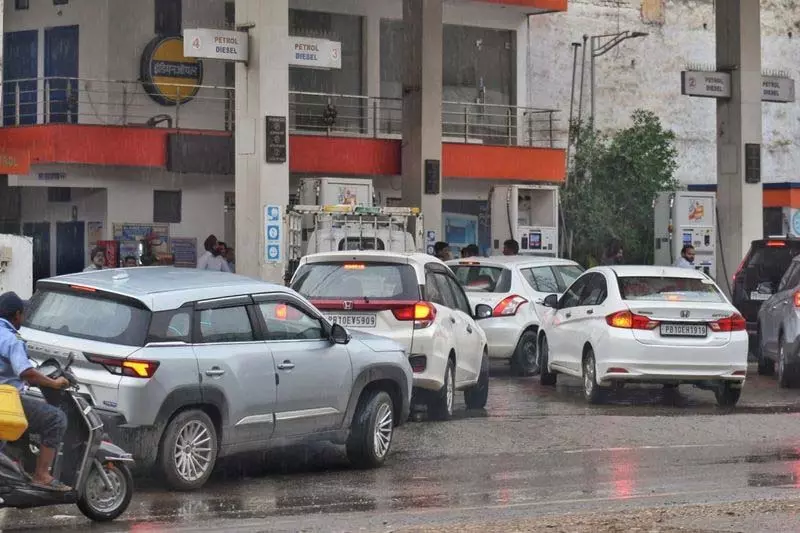 Punjab: भारत-पाकिस्तान के बीच तनाव बढ़ने से स्थानीय लोगों में दहशत Punjab: भारत-पाकिस्तान के बीच तनाव बढ़ने से स्थानीय लोगों में दहशत