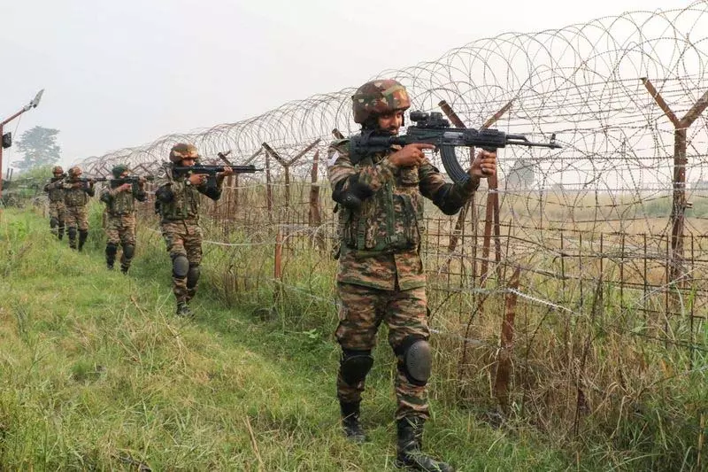 Punjab: फिरोजपुर के कई गांववाले सशस्त्र बलों की मदद के लिए रुके Punjab: फिरोजपुर के कई गांववाले सशस्त्र बलों की मदद के लिए रुके