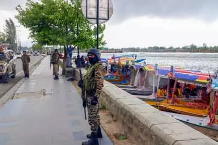 डल झील में मिसाइल जैसी वस्तु गिरी, श्रीनगर एयरपोर्ट के पास ड्रोन ढेर डल झील में मिसाइल जैसी वस्तु गिरी, श्रीनगर एयरपोर्ट के पास ड्रोन ढेर