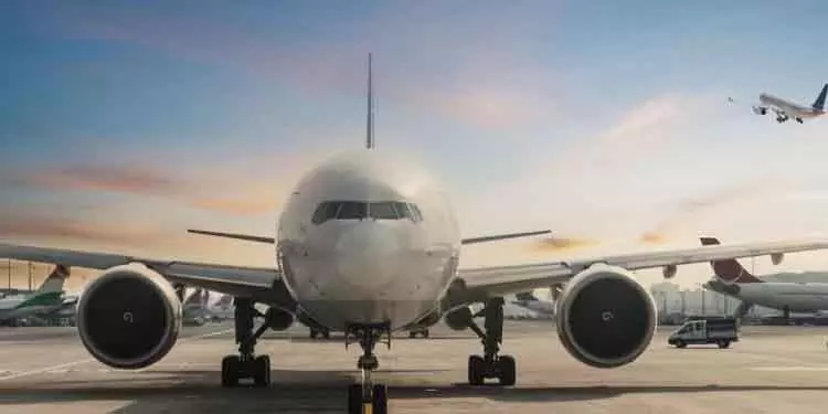 32 हवाईअड्डे 15 मई तक नागरिक उड़ानों के लिए बंद: DGCA 32 हवाईअड्डे 15 मई तक नागरिक उड़ानों के लिए बंद: DGCA