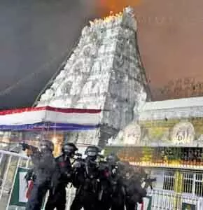 भारत-पाक तनाव के चलते तिरुमाला मंदिर की सुरक्षा कड़ी भारत-पाक तनाव के चलते तिरुमाला मंदिर की सुरक्षा कड़ी