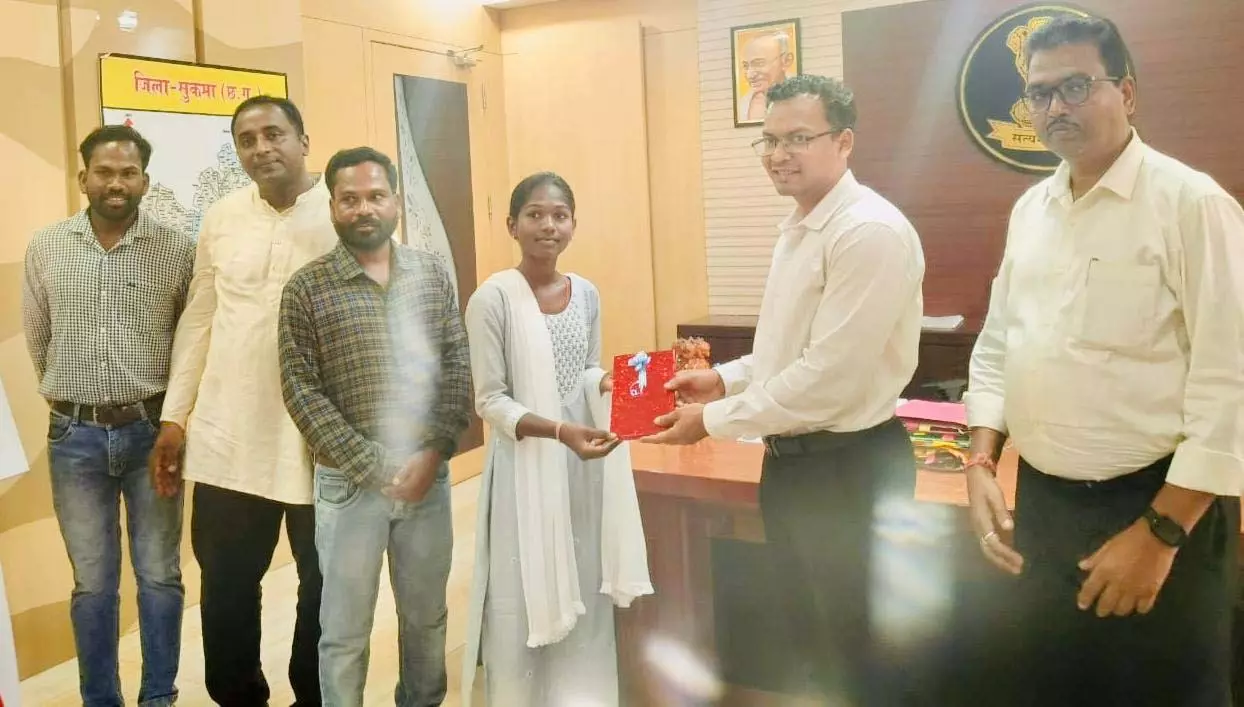 कलेक्टर देवेश कुमार ध्रुव ने टॉपर बच्चों को किया सम्मानित कलेक्टर देवेश कुमार ध्रुव ने टॉपर बच्चों को किया सम्मानित