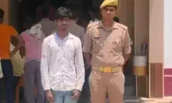 Ballia: वांछित अभियुक्त शिवरामपुर तिराहे से पकड़ा गया, पुलिस ने जेल भेजा Ballia: वांछित अभियुक्त शिवरामपुर तिराहे से पकड़ा गया, पुलिस ने जेल भेजा