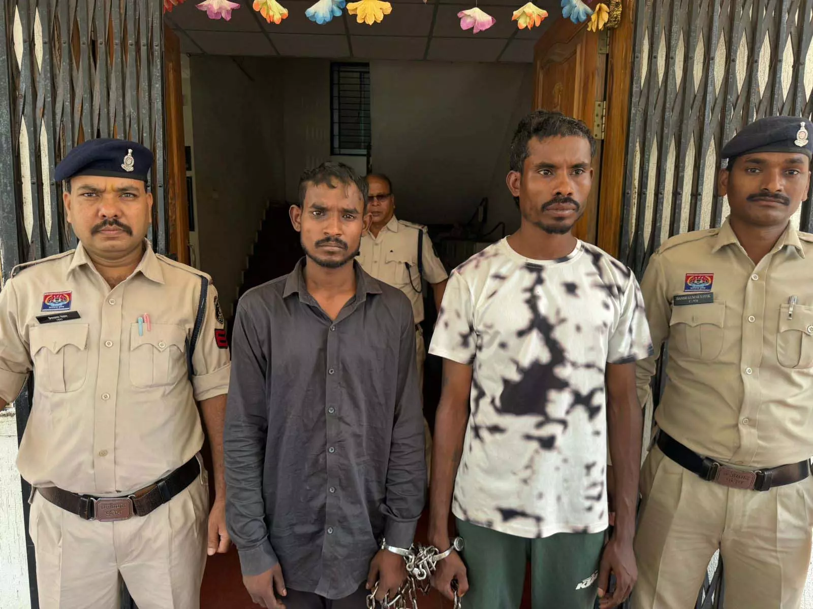 रायपुर : मां के सामने बेटे को मारा चाकू, दो बदमाश अरेस्ट रायपुर : मां के सामने बेटे को मारा चाकू, दो बदमाश अरेस्ट