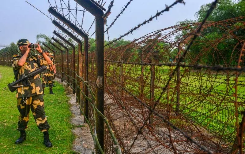 BSF ने जम्मू के अखनूर के सामने पाकिस्तान में आतंकी लॉन्च पैड को नष्ट किया BSF ने जम्मू के अखनूर के सामने पाकिस्तान में आतंकी लॉन्च पैड को नष्ट किया