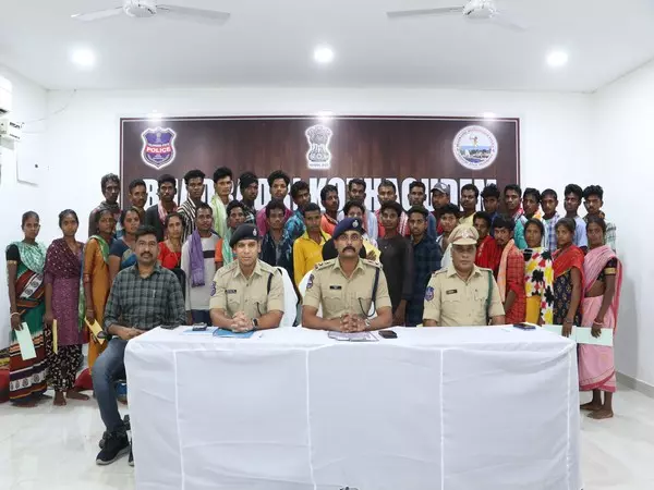 प्रतिबंधित CPI पार्टी के 38 सदस्यों ने किया आत्मसमर्पण प्रतिबंधित CPI पार्टी के 38 सदस्यों ने किया आत्मसमर्पण