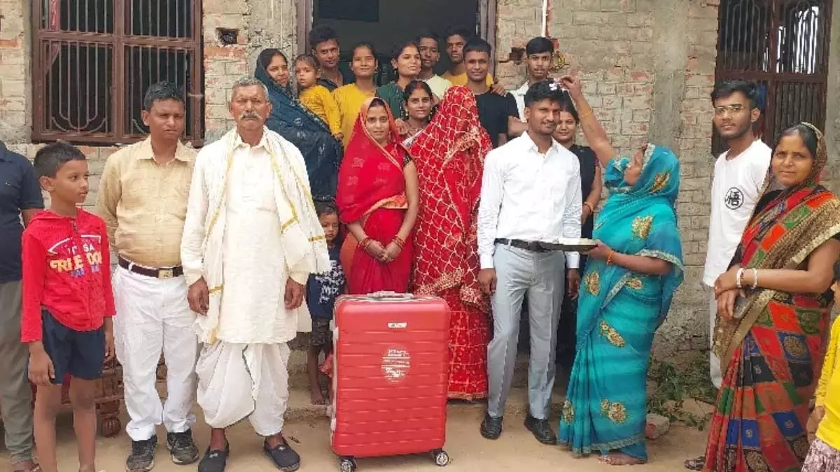 शादी के अगले ही दिन ड्यूटी पर लौटा भारतीय सेना का जवान, भारत-पाकिस्तान के बीच युद्ध जैसे हालात शादी के अगले ही दिन ड्यूटी पर लौटा भारतीय सेना का जवान, भारत-पाकिस्तान के बीच युद्ध जैसे हालात