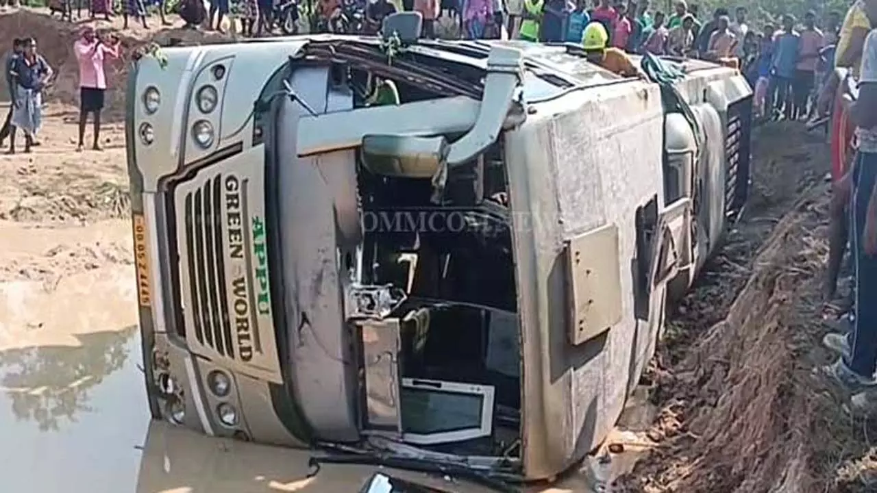 मयूरभंज के बहलदा इलाके में बस पलटने से 17 लोग घायल मयूरभंज के बहलदा इलाके में बस पलटने से 17 लोग घायल