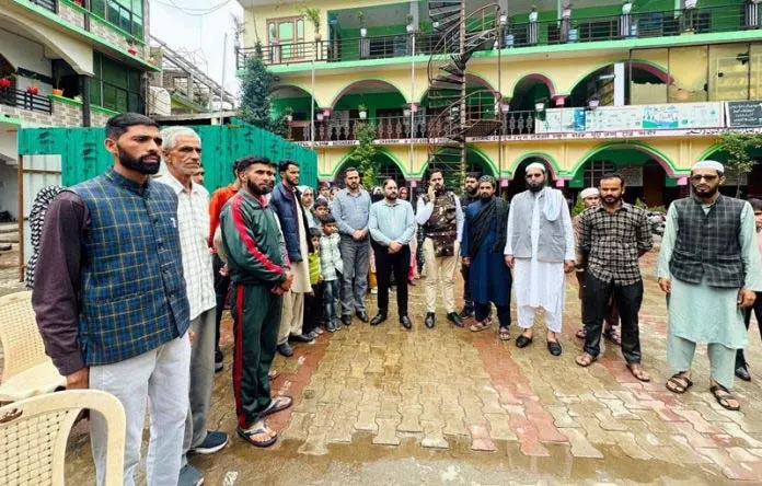 पाक गोलाबारी के बीच LOC के ग्रामीण सुरक्षित स्थानों पर जा रहे पाक गोलाबारी के बीच LOC के ग्रामीण सुरक्षित स्थानों पर जा रहे