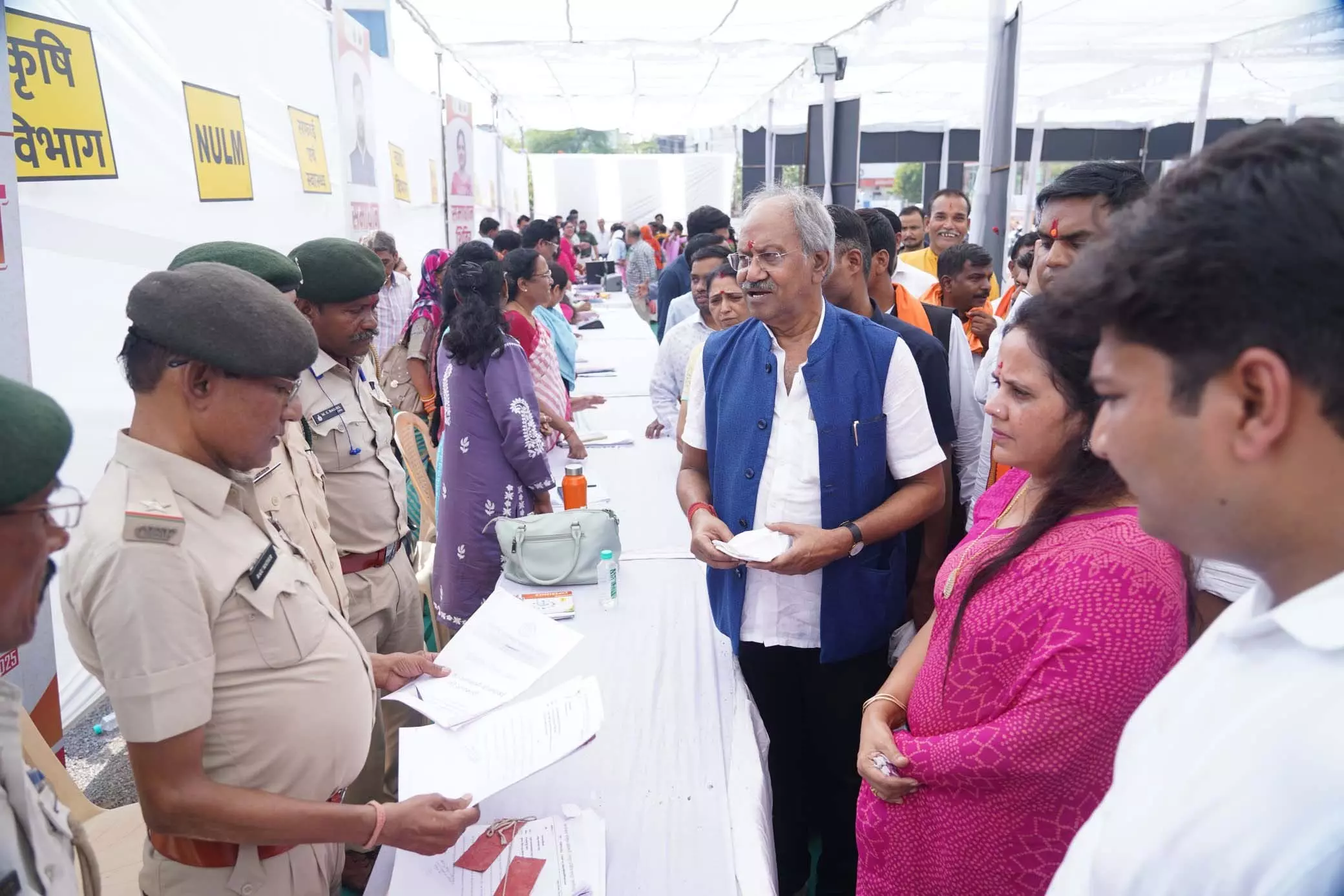 समाधान शिविर में शामिल MP बृजमोहन अग्रवाल समाधान शिविर में शामिल MP बृजमोहन अग्रवाल
