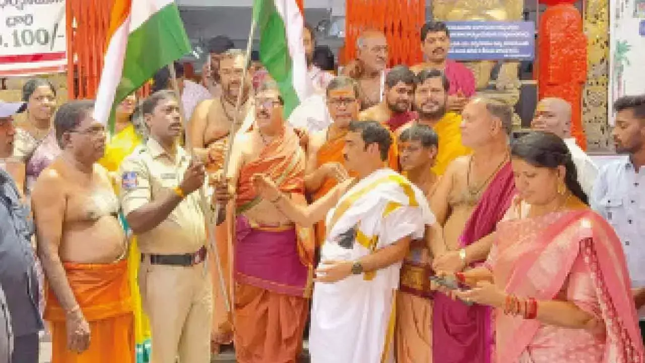 Telangana: सैनिकों की सुरक्षा के लिए राज्य भर में विशेष पूजा का आयोजन Telangana: सैनिकों की सुरक्षा के लिए राज्य भर में विशेष पूजा का आयोजन