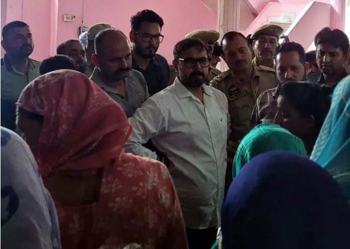 Satish Sharma ने मिश्रीवाला में परगवाल विस्थापित निवासियों से मुलाकात की Satish Sharma ने मिश्रीवाला में परगवाल विस्थापित निवासियों से मुलाकात की