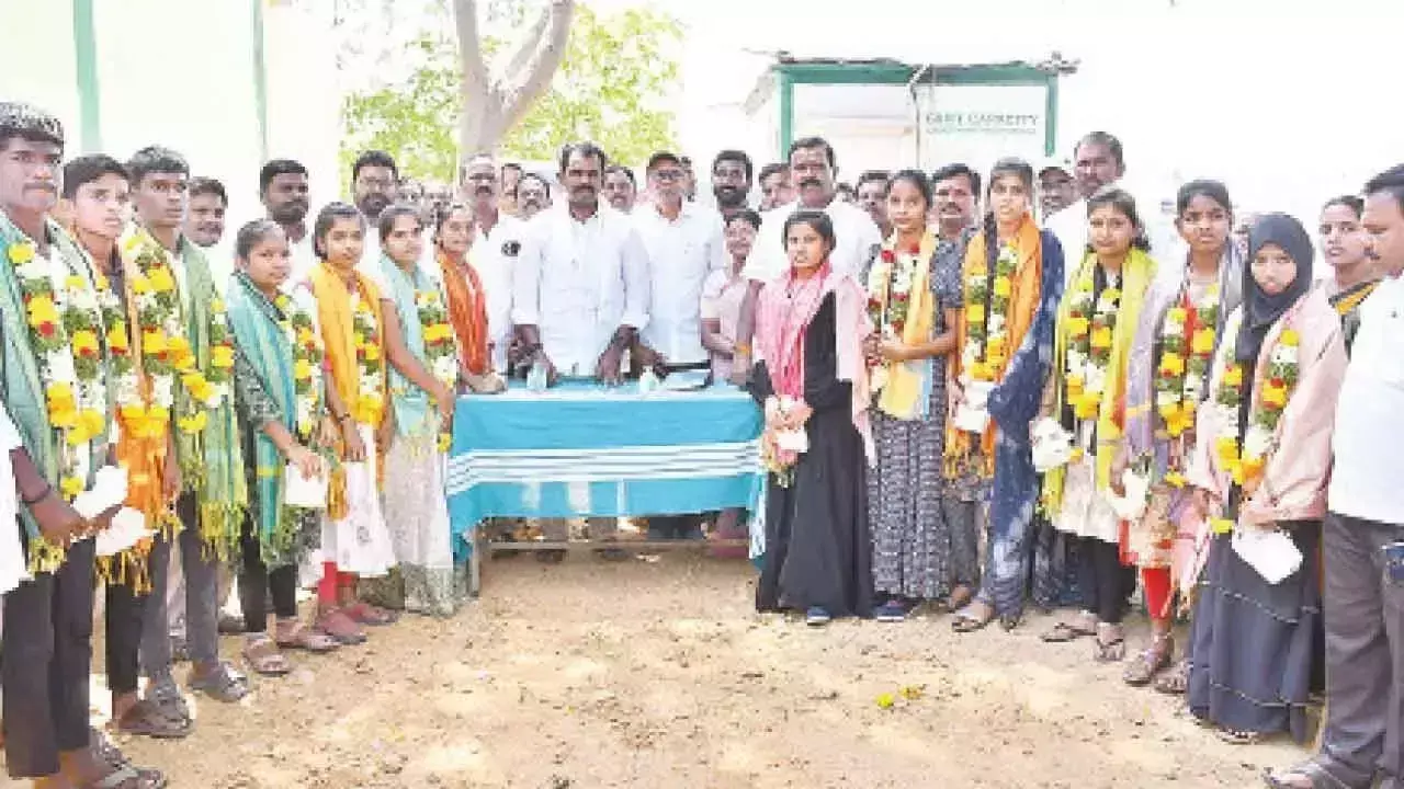 Telangana: विधायक ने एसएससी टॉपर्स को किया सम्मानित Telangana: विधायक ने एसएससी टॉपर्स को किया सम्मानित