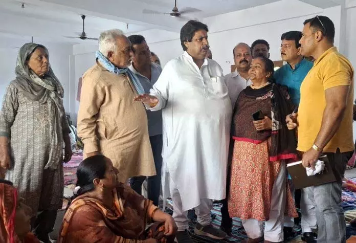 Bhalla ने विस्थापित सीमा निवासियों से मुलाकात की, सुविधाओं का जायजा लिया Bhalla ने विस्थापित सीमा निवासियों से मुलाकात की, सुविधाओं का जायजा लिया