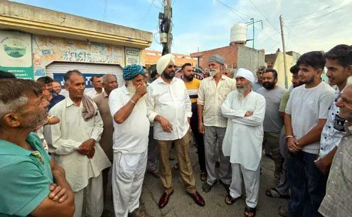 Jammu: सीमा पर तनाव के बीच टोनी ने बाड़ के पास स्थित अंतिम गांव का दौरा किया Jammu: सीमा पर तनाव के बीच टोनी ने बाड़ के पास स्थित अंतिम गांव का दौरा किया
