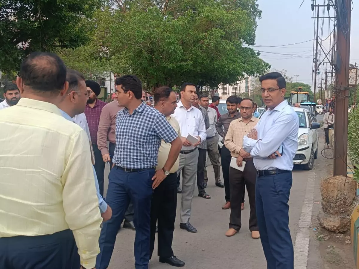 Noida: प्रशासन ने दो अभियन्ताओं का वेतन रोका, संविदाकार पर जुर्माना ठोका Noida: प्रशासन ने दो अभियन्ताओं का वेतन रोका, संविदाकार पर जुर्माना ठोका