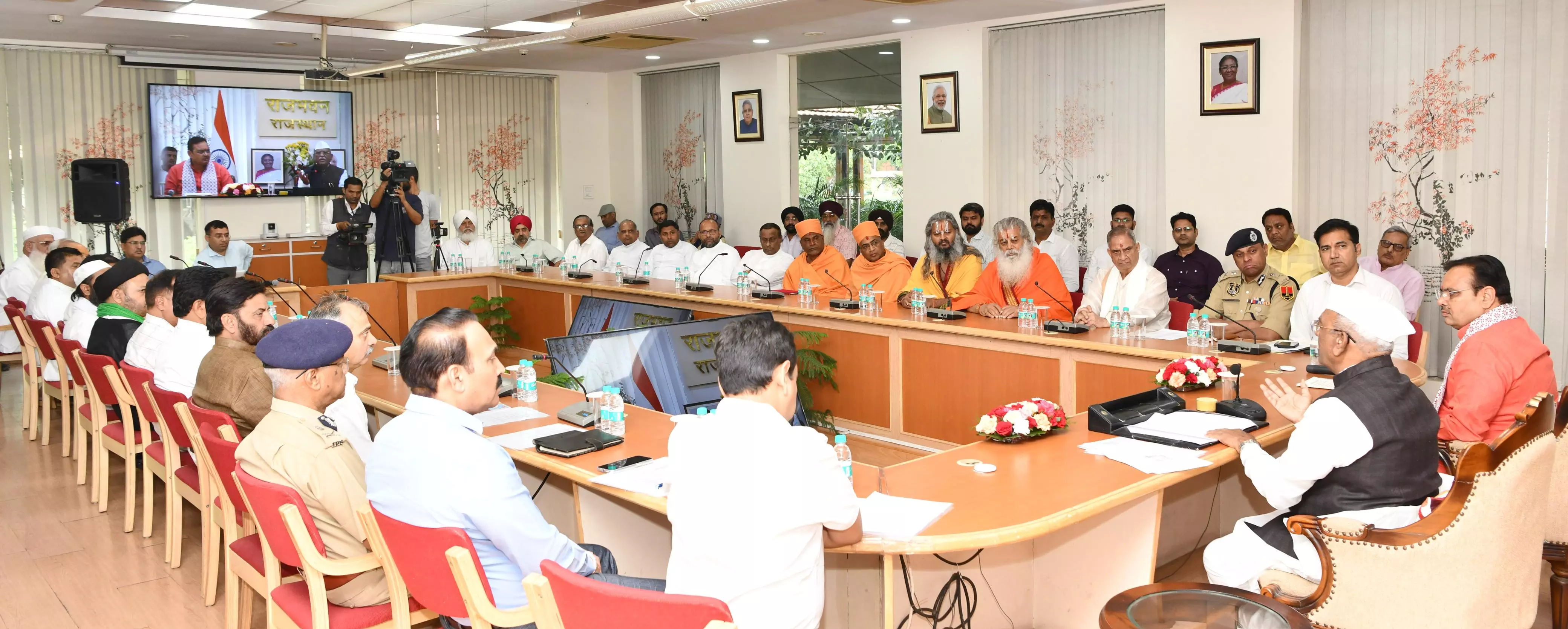 Jaipur: राजभवन में राज्यपाल की अध्यक्षता में सर्व धर्म सद्भाव बैठक आयोजित Jaipur: राजभवन में राज्यपाल की अध्यक्षता में सर्व धर्म सद्भाव बैठक आयोजित