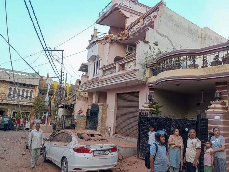 Jammu के नागरिक इलाकों में सिलसिलेवार विस्फोटों से नुकसान Jammu के नागरिक इलाकों में सिलसिलेवार विस्फोटों से नुकसान