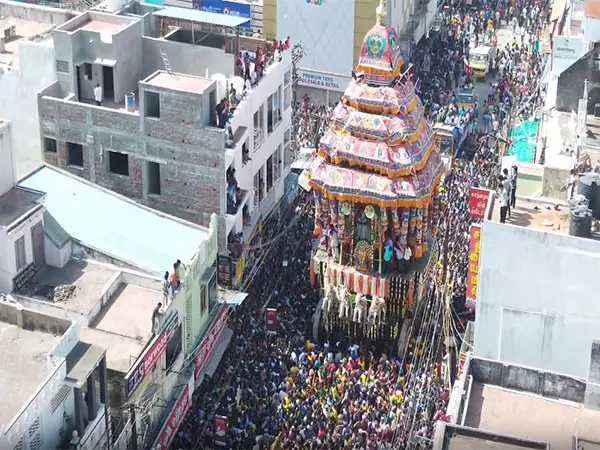 Madurai में चिथिरई उत्सव की भव्य वार्षिक यात्रा में हजारों भक्त हुए शामिल Madurai में चिथिरई उत्सव की भव्य वार्षिक यात्रा में हजारों भक्त हुए शामिल
