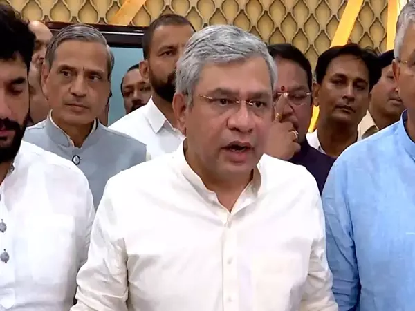 रेल मंत्री ने परिचालन की समीक्षा की, फंसे हुए यात्रियों के लिए विशेष ट्रेनें चलाने का दिया आदेश रेल मंत्री ने परिचालन की समीक्षा की, फंसे हुए यात्रियों के लिए विशेष ट्रेनें चलाने का दिया आदेश