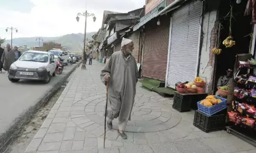 युद्ध की आशंका बढ़ने से कश्मीर में व्यापारिक गतिविधियां घटीं युद्ध की आशंका बढ़ने से कश्मीर में व्यापारिक गतिविधियां घटीं