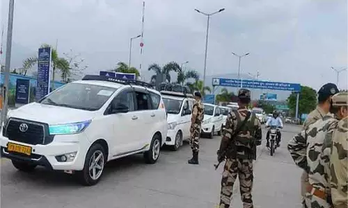 Uttarakhand: सुरक्षा कड़ी, संदिग्धों की जांच जारी Uttarakhand: सुरक्षा कड़ी, संदिग्धों की जांच जारी