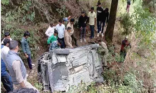 Uttarakhand: अनियंत्रित होकर खाई में गिरी कार, पर्यटकों में चीख पुकार