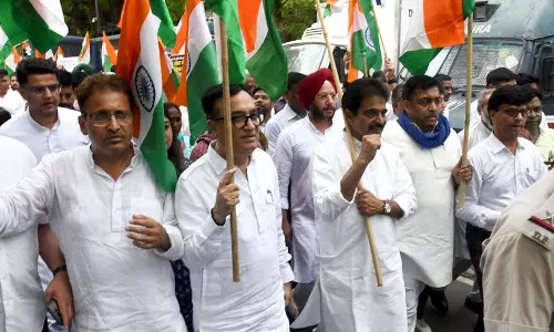 कांग्रेस ने सशस्त्र बलों के साथ एकजुटता व्यक्त करने के लिए रैली निकाली