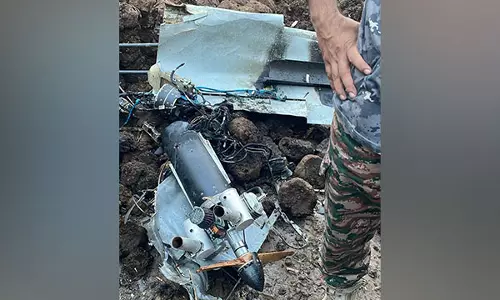 Indian Army ने अमृतसर में नागरिकों को निशाना बनाकर उड़ाए गए ड्रोन को नष्ट किया, मलबा बरामद Indian Army ने अमृतसर में नागरिकों को निशाना बनाकर उड़ाए गए ड्रोन को नष्ट किया, मलबा बरामद